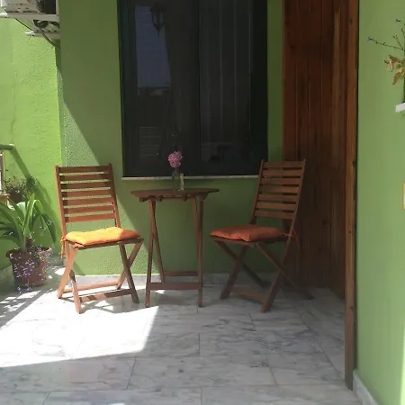 Friends House לינה וארוחת בוקר